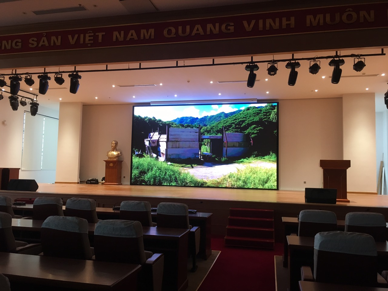màn hình LED gắn tường dựng khung