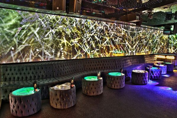 Thi công lắp đặt màn hình LED quán bar: Quy trình thiết kế – lắp đặt & hiệu ứng ánh sáng “đỉnh” cho nightlife