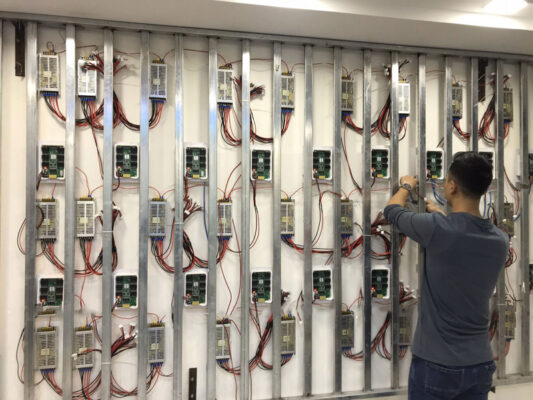 Thi công màn hình LED trong nhà: Quy trình, tiêu chuẩn an toàn & mẹo tối ưu thẩm mỹ