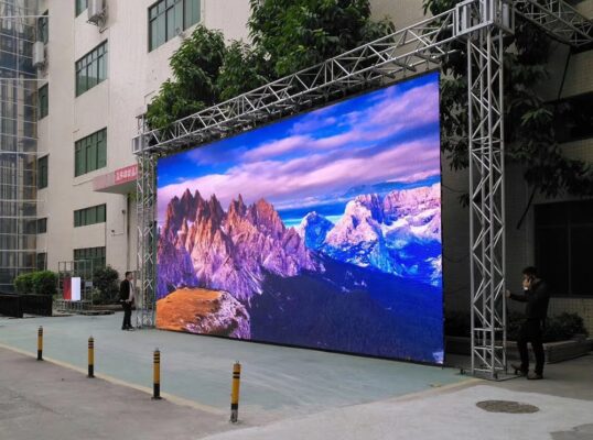Thi công màn hình LED P2 ngoài trời: Khung kết cấu, chống gió & giấy phép lắp đặt DOOH